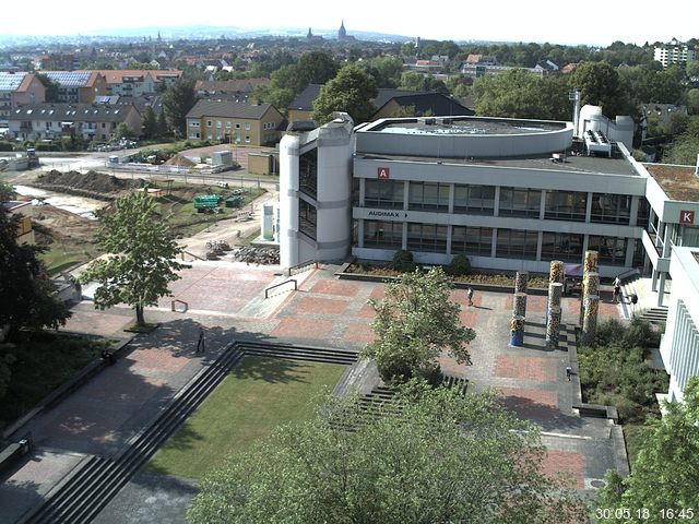 Foto der Webcam: Verwaltungsgebäude, Innenhof mit Audimax, Hörsaal-Gebäude 1