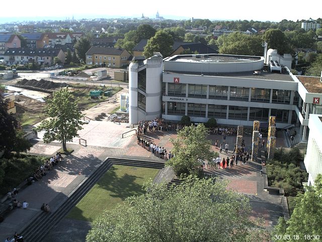 Foto der Webcam: Verwaltungsgebäude, Innenhof mit Audimax, Hörsaal-Gebäude 1