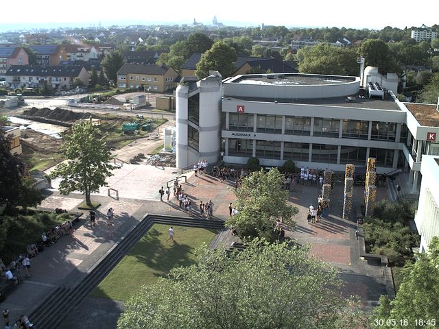 Foto der Webcam: Verwaltungsgebäude, Innenhof mit Audimax, Hörsaal-Gebäude 1