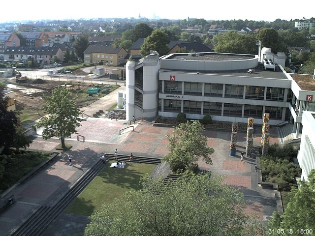 Foto der Webcam: Verwaltungsgebäude, Innenhof mit Audimax, Hörsaal-Gebäude 1