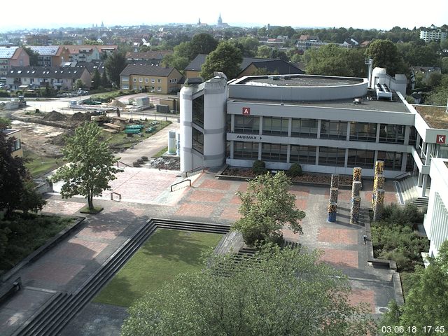 Foto der Webcam: Verwaltungsgebäude, Innenhof mit Audimax, Hörsaal-Gebäude 1