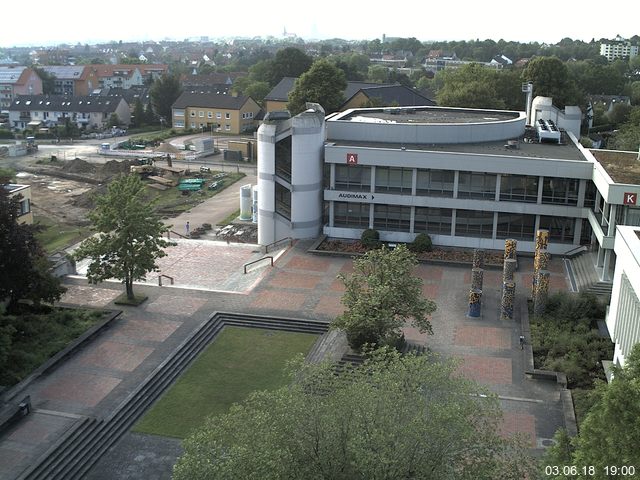 Foto der Webcam: Verwaltungsgebäude, Innenhof mit Audimax, Hörsaal-Gebäude 1