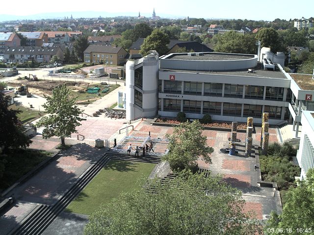 Foto der Webcam: Verwaltungsgebäude, Innenhof mit Audimax, Hörsaal-Gebäude 1