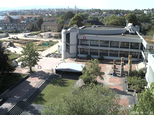 Foto der Webcam: Verwaltungsgebäude, Innenhof mit Audimax, Hörsaal-Gebäude 1