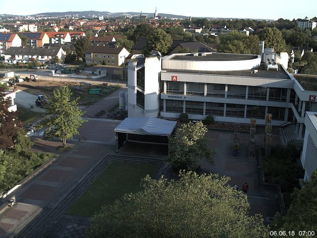 Foto der Webcam: Verwaltungsgebäude, Innenhof mit Audimax, Hörsaal-Gebäude 1