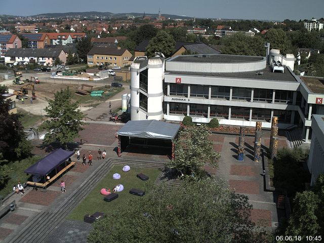 Foto der Webcam: Verwaltungsgebäude, Innenhof mit Audimax, Hörsaal-Gebäude 1