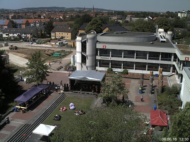 Foto der Webcam: Verwaltungsgebäude, Innenhof mit Audimax, Hörsaal-Gebäude 1