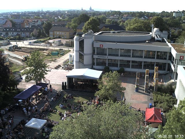 Foto der Webcam: Verwaltungsgebäude, Innenhof mit Audimax, Hörsaal-Gebäude 1