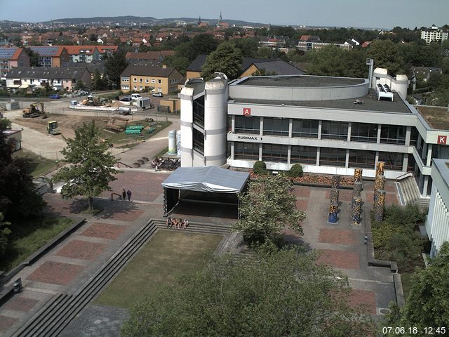 Foto der Webcam: Verwaltungsgebäude, Innenhof mit Audimax, Hörsaal-Gebäude 1