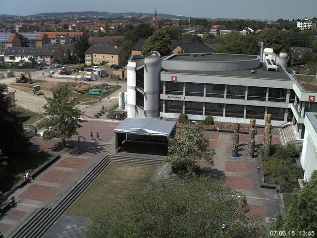 Foto der Webcam: Verwaltungsgebäude, Innenhof mit Audimax, Hörsaal-Gebäude 1