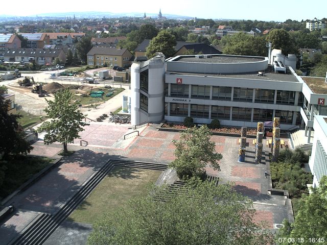 Foto der Webcam: Verwaltungsgebäude, Innenhof mit Audimax, Hörsaal-Gebäude 1