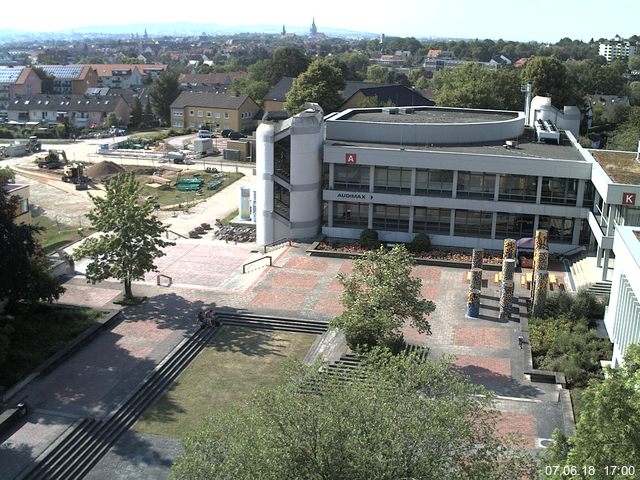 Foto der Webcam: Verwaltungsgebäude, Innenhof mit Audimax, Hörsaal-Gebäude 1