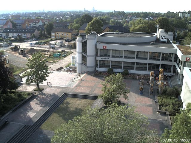 Foto der Webcam: Verwaltungsgebäude, Innenhof mit Audimax, Hörsaal-Gebäude 1