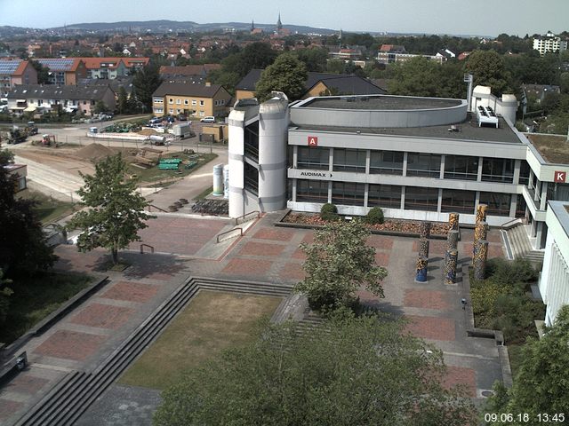 Foto der Webcam: Verwaltungsgebäude, Innenhof mit Audimax, Hörsaal-Gebäude 1