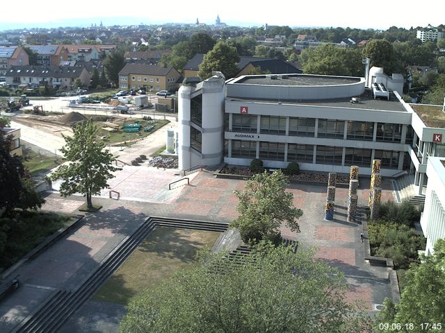 Foto der Webcam: Verwaltungsgebäude, Innenhof mit Audimax, Hörsaal-Gebäude 1