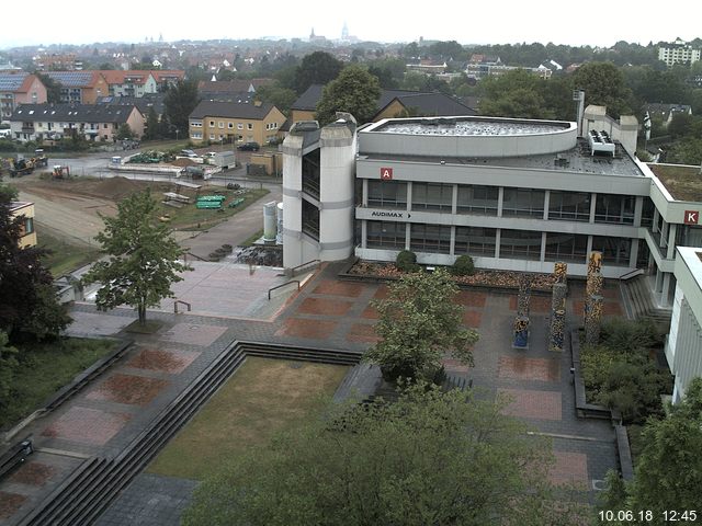 Foto der Webcam: Verwaltungsgebäude, Innenhof mit Audimax, Hörsaal-Gebäude 1