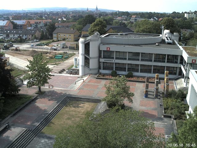 Foto der Webcam: Verwaltungsgebäude, Innenhof mit Audimax, Hörsaal-Gebäude 1