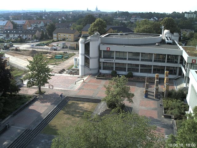 Foto der Webcam: Verwaltungsgebäude, Innenhof mit Audimax, Hörsaal-Gebäude 1