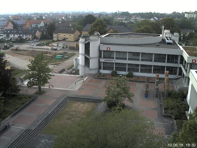 Foto der Webcam: Verwaltungsgebäude, Innenhof mit Audimax, Hörsaal-Gebäude 1