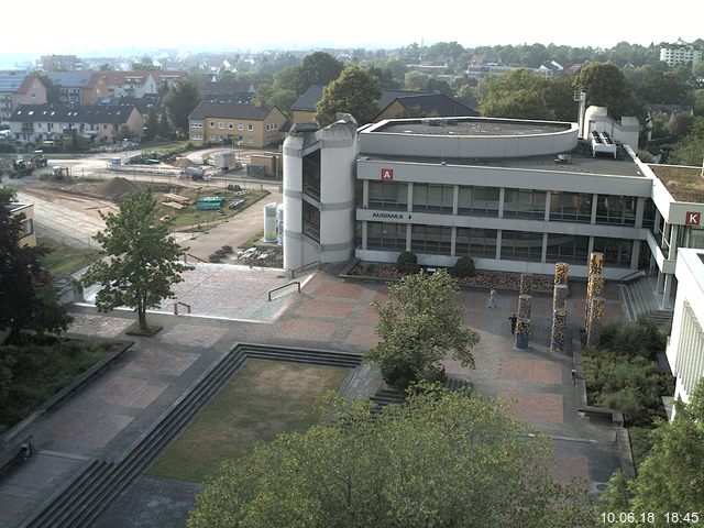 Foto der Webcam: Verwaltungsgebäude, Innenhof mit Audimax, Hörsaal-Gebäude 1