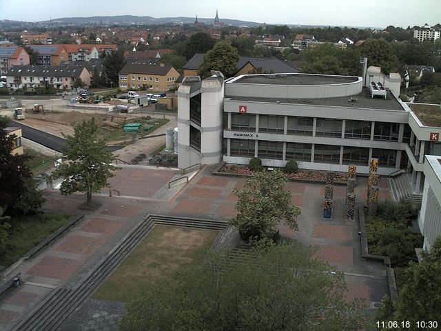 Foto der Webcam: Verwaltungsgebäude, Innenhof mit Audimax, Hörsaal-Gebäude 1