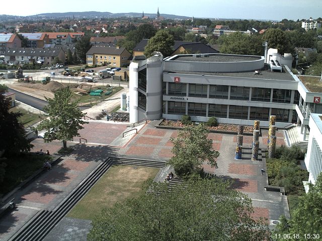 Foto der Webcam: Verwaltungsgebäude, Innenhof mit Audimax, Hörsaal-Gebäude 1