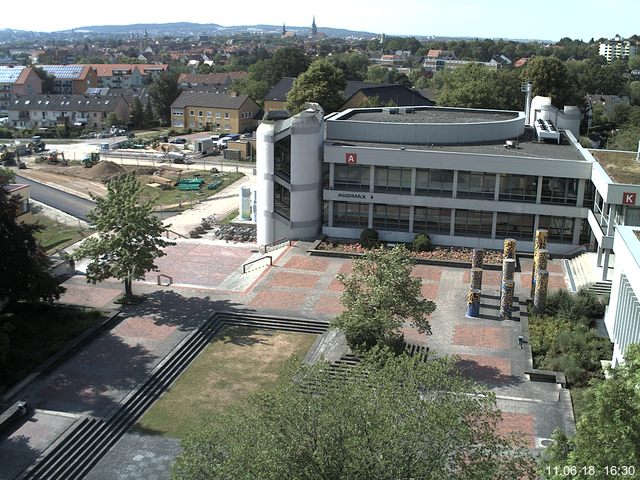 Foto der Webcam: Verwaltungsgebäude, Innenhof mit Audimax, Hörsaal-Gebäude 1