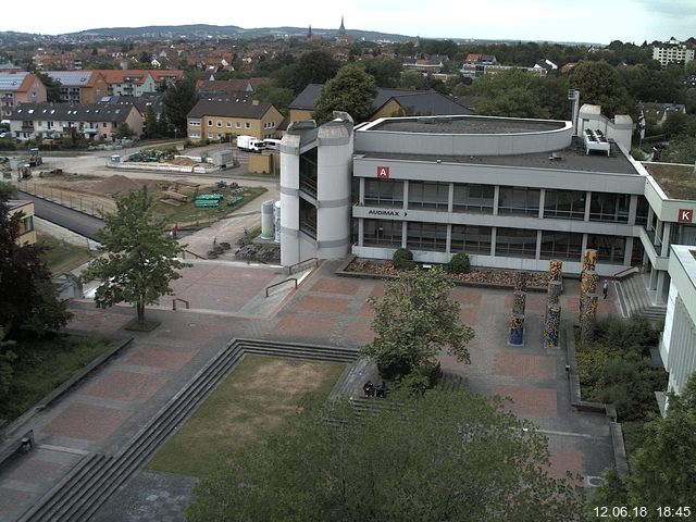 Foto der Webcam: Verwaltungsgebäude, Innenhof mit Audimax, Hörsaal-Gebäude 1