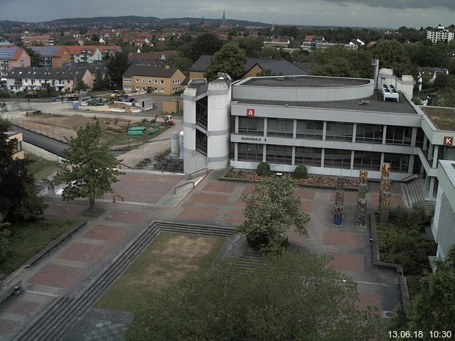 Foto der Webcam: Verwaltungsgebäude, Innenhof mit Audimax, Hörsaal-Gebäude 1