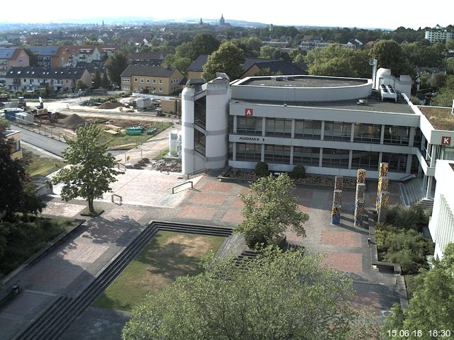 Foto der Webcam: Verwaltungsgebäude, Innenhof mit Audimax, Hörsaal-Gebäude 1