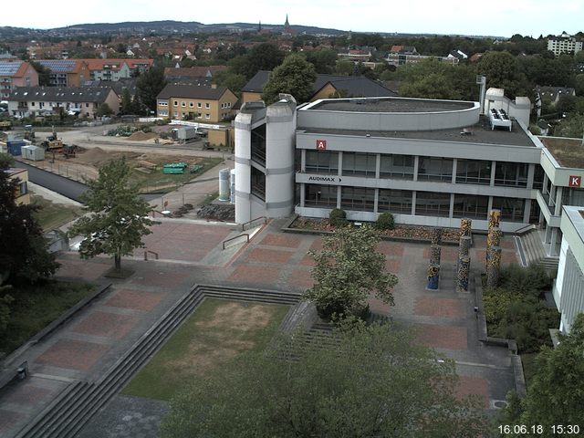 Foto der Webcam: Verwaltungsgebäude, Innenhof mit Audimax, Hörsaal-Gebäude 1