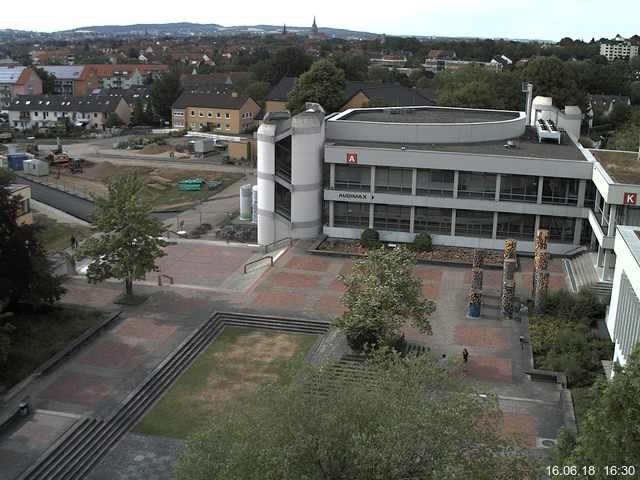 Foto der Webcam: Verwaltungsgebäude, Innenhof mit Audimax, Hörsaal-Gebäude 1