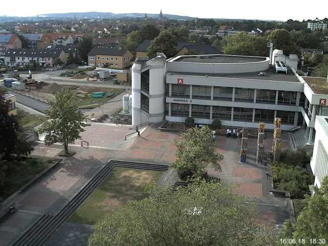 Foto der Webcam: Verwaltungsgebäude, Innenhof mit Audimax, Hörsaal-Gebäude 1