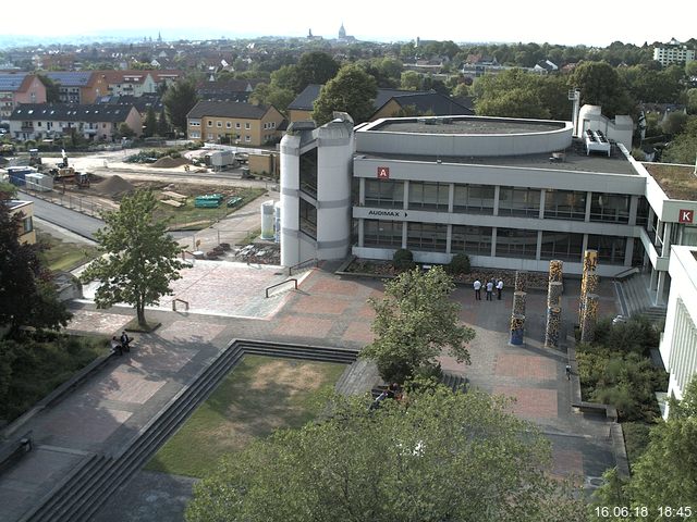 Foto der Webcam: Verwaltungsgebäude, Innenhof mit Audimax, Hörsaal-Gebäude 1