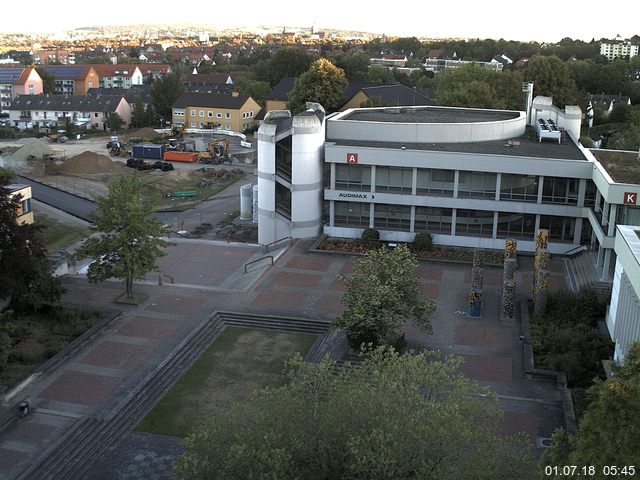 Foto der Webcam: Verwaltungsgebäude, Innenhof mit Audimax, Hörsaal-Gebäude 1