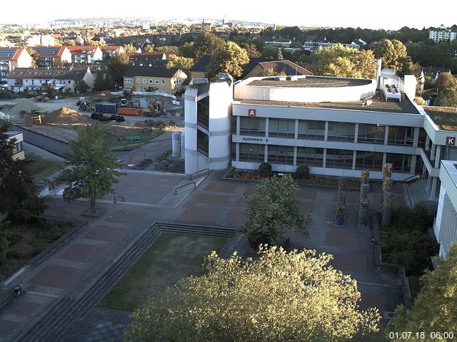 Foto der Webcam: Verwaltungsgebäude, Innenhof mit Audimax, Hörsaal-Gebäude 1