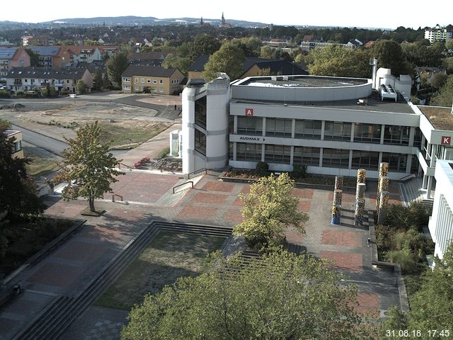 Foto der Webcam: Verwaltungsgebäude, Innenhof mit Audimax, Hörsaal-Gebäude 1