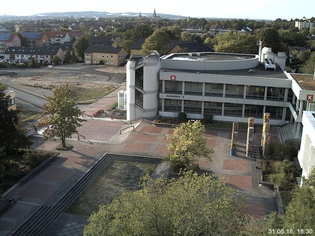 Foto der Webcam: Verwaltungsgebäude, Innenhof mit Audimax, Hörsaal-Gebäude 1