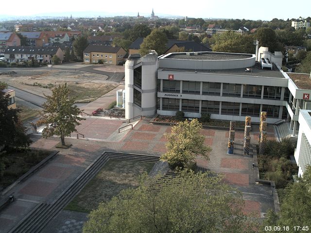 Foto der Webcam: Verwaltungsgebäude, Innenhof mit Audimax, Hörsaal-Gebäude 1