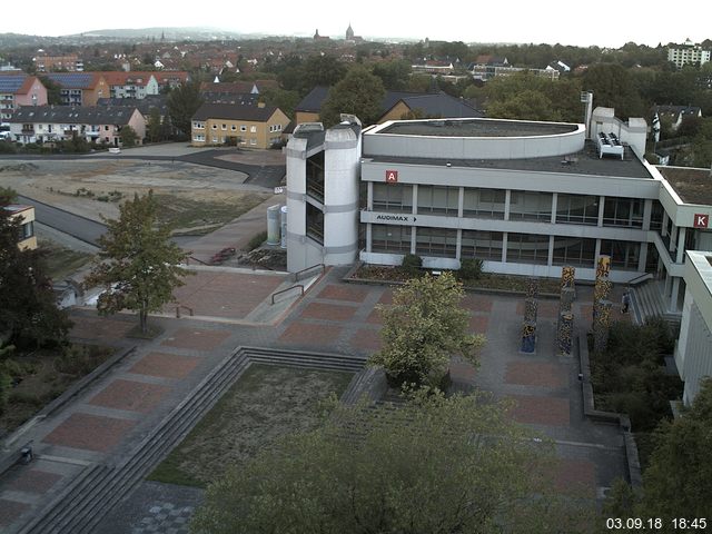 Foto der Webcam: Verwaltungsgebäude, Innenhof mit Audimax, Hörsaal-Gebäude 1