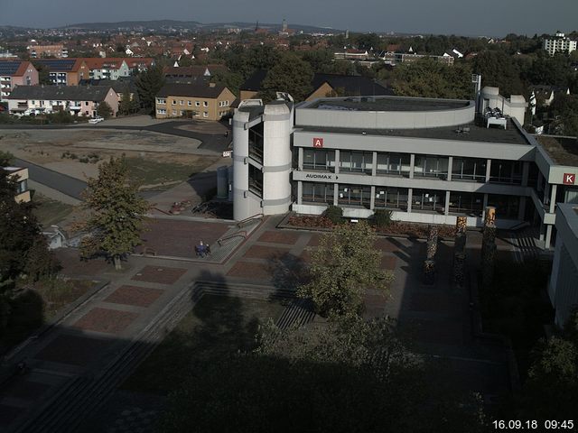 Foto der Webcam: Verwaltungsgebäude, Innenhof mit Audimax, Hörsaal-Gebäude 1