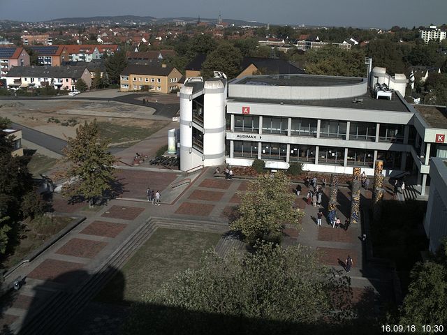 Foto der Webcam: Verwaltungsgebäude, Innenhof mit Audimax, Hörsaal-Gebäude 1