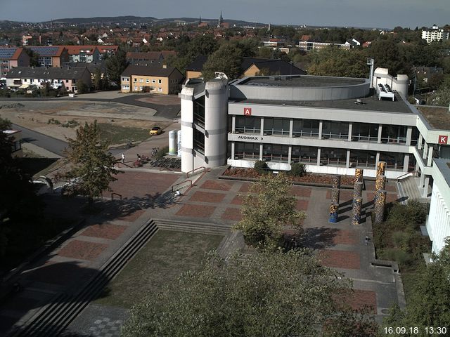 Foto der Webcam: Verwaltungsgebäude, Innenhof mit Audimax, Hörsaal-Gebäude 1