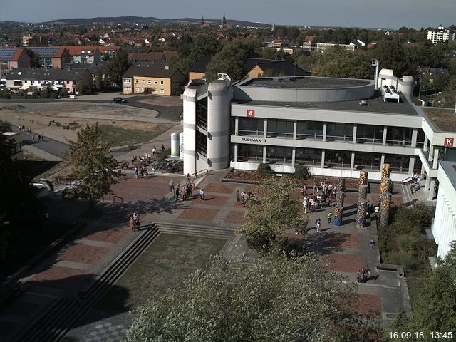 Foto der Webcam: Verwaltungsgebäude, Innenhof mit Audimax, Hörsaal-Gebäude 1