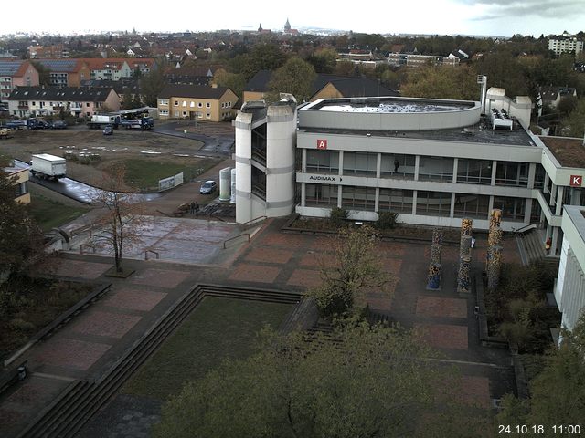 Foto der Webcam: Verwaltungsgebäude, Innenhof mit Audimax, Hörsaal-Gebäude 1