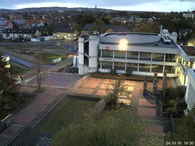 Foto der Webcam: Verwaltungsgebäude, Innenhof mit Audimax, Hörsaal-Gebäude 1