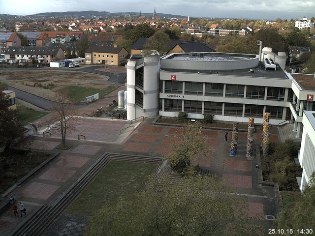 Foto der Webcam: Verwaltungsgebäude, Innenhof mit Audimax, Hörsaal-Gebäude 1