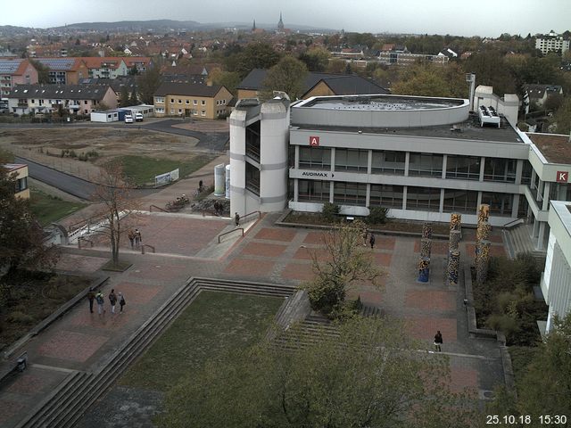 Foto der Webcam: Verwaltungsgebäude, Innenhof mit Audimax, Hörsaal-Gebäude 1