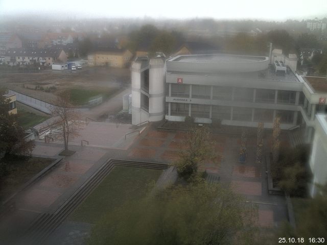 Foto der Webcam: Verwaltungsgebäude, Innenhof mit Audimax, Hörsaal-Gebäude 1