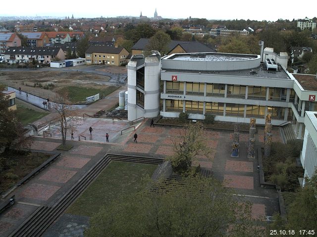 Foto der Webcam: Verwaltungsgebäude, Innenhof mit Audimax, Hörsaal-Gebäude 1